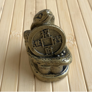 Чайная фигурка змея на монетах с жабой. Photo 3